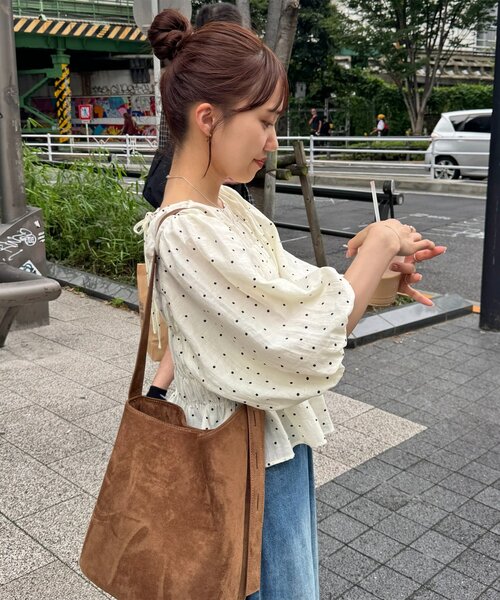 DISCOAT(ディスコート)の「【WEB限定】前後2WAYドット袖バルーンブラウス(シャツ/ブラウス・レディース・キャメル/アイボリー/ブラック・FREE)」の4枚目の写真