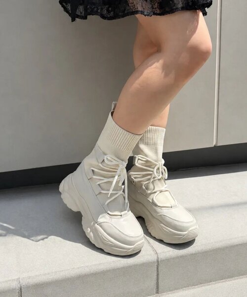 w closet(ダブルクローゼット)の「スニーカーブーツ(スニーカー・レディース・オフホワイト/ブラック・MEDIUM/LARGE)」の2枚目の写真