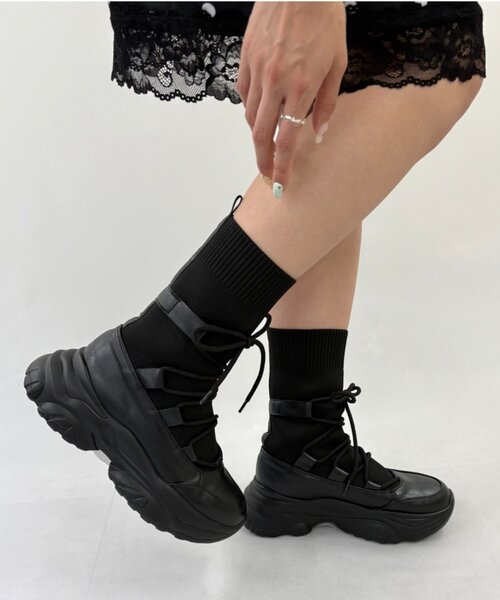 w closet(ダブルクローゼット)の「スニーカーブーツ(スニーカー・レディース・オフホワイト/ブラック・MEDIUM/LARGE)」の1枚目の写真