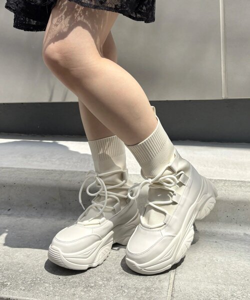 w closet(ダブルクローゼット)の「スニーカーブーツ(スニーカー・レディース・オフホワイト/ブラック・MEDIUM/LARGE)」の3枚目の写真