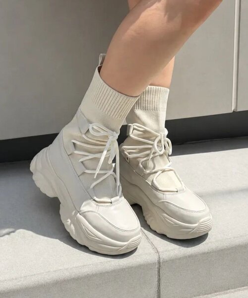 w closet(ダブルクローゼット)の「スニーカーブーツ(スニーカー・レディース・オフホワイト/ブラック・MEDIUM/LARGE)」の4枚目の写真
