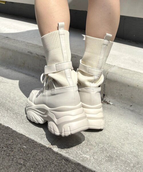 w closet(ダブルクローゼット)の「スニーカーブーツ(スニーカー・レディース・オフホワイト/ブラック・MEDIUM/LARGE)」の5枚目の写真