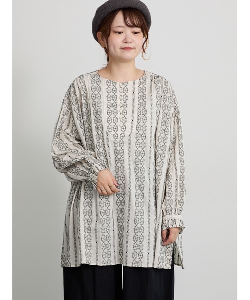 TSUHARU by Samansa Mos2（ツハルバイサマンサモスモス）の「総刺繍チュニックブラウス（チュニック・レディース・チャコールグレー/キナリ・F）」の9枚目の写真