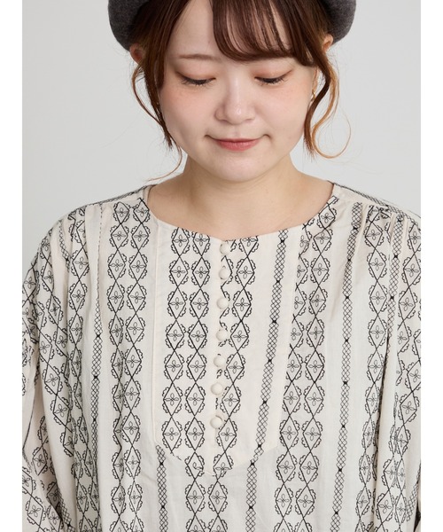 TSUHARU by Samansa Mos2（ツハルバイサマンサモスモス）の「総刺繍チュニックブラウス（チュニック・レディース・チャコールグレー/キナリ・F）」の12枚目の写真