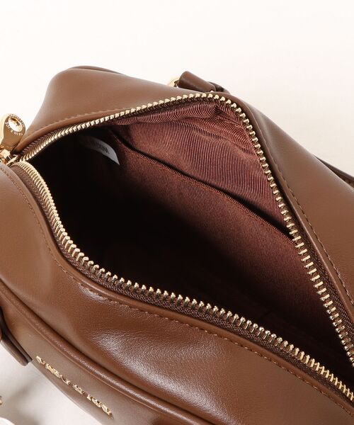 PAUL & JOE ACCESSOIRES(ポールアンドジョーアクセソワ)の「【PAUL & JOE ACCESSOIRES /ポール アンド ジョー アクセソワ 】 BAG WITH GIPSY&NOUNETTE CAHRM チャーム付きミニボストンバッグ(ボストンバッグ・レディース・ブラック/ブラウン・FREE)」の5枚目の写真