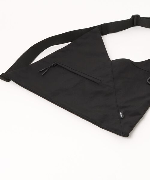 +phenix(プラスフェニックス)の「【+phenix/プラスフェニックス】TECH FUROSHIKI BAG(ショルダーバッグ・メンズ・グレー・FREE)」の3枚目の写真