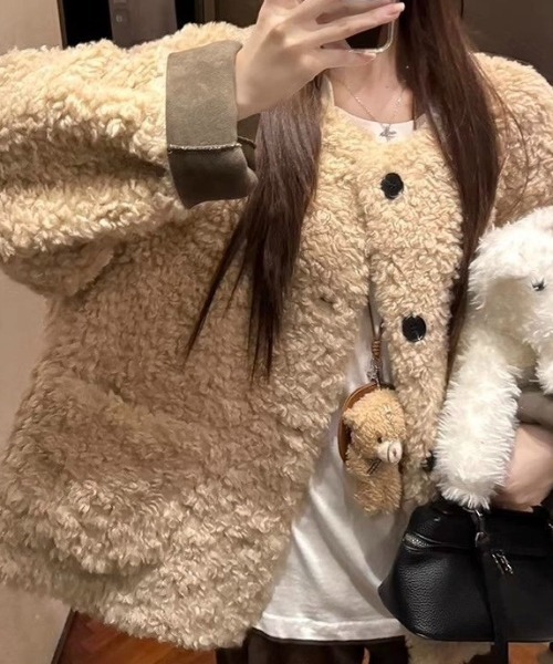 NANEA(ナネア)の「ボアノーカラージャケット(その他アウター・レディース・ブラック/ベージュ・MEDIUM/LARGE)」の11枚目の写真