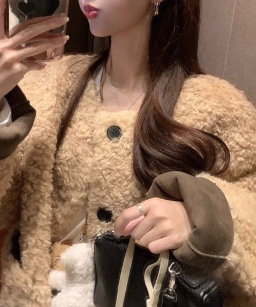 NANEA(ナネア)の「ボアノーカラージャケット(その他アウター・レディース・ブラック/ベージュ・MEDIUM/LARGE)」の7枚目の写真