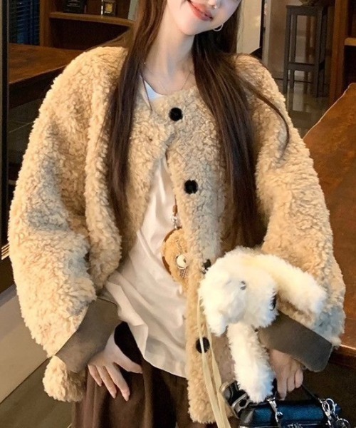 NANEA(ナネア)の「ボアノーカラージャケット(その他アウター・レディース・ブラック/ベージュ・MEDIUM/LARGE)」の9枚目の写真