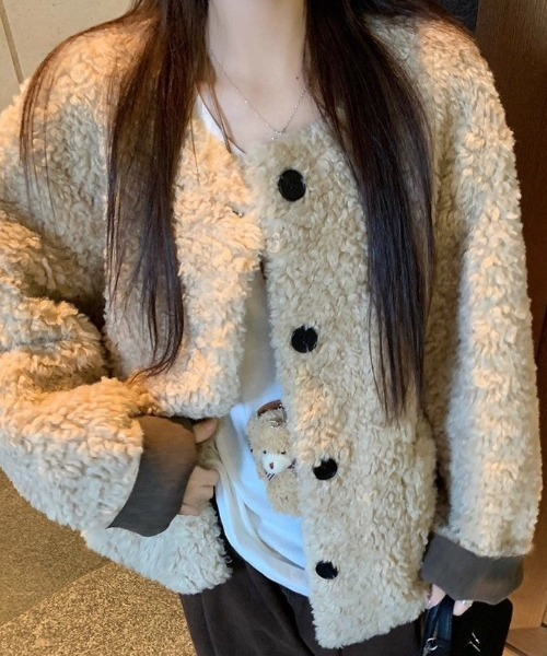 NANEA(ナネア)の「ボアノーカラージャケット(その他アウター・レディース・ブラック/ベージュ・MEDIUM/LARGE)」の16枚目の写真