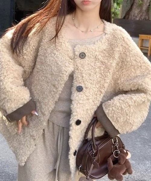 NANEA(ナネア)の「ボアノーカラージャケット(その他アウター・レディース・ブラック/ベージュ・MEDIUM/LARGE)」の4枚目の写真