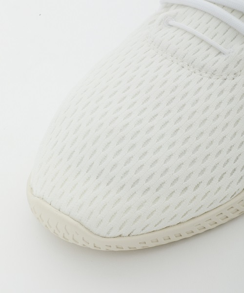 adidas Originals(アディダスオリジナルス)の「ユニセックス アディダス ファレル テニス ヒューマン adidas PW TENNIS HU BY8718(スニーカー・レディース・ホワイト・23cm/24cm/28.5cm/28cm/25cm/23.5cm/27cm/26.5cm/27.5cm/24.5cm/26cm)」の5枚目の写真
