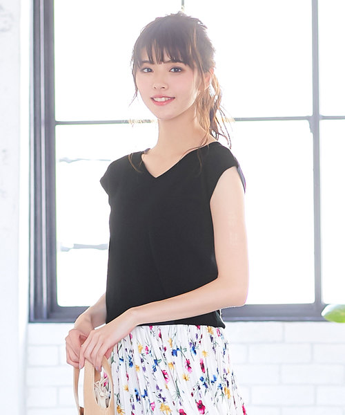 KOBE LETTUCE（コウベレタス）の「フレンチスリーブVネックサマーニットバックオープントップス（ニット/セーター・レディース・オフホワイト/ブラウン/ベージュ/ネイビー/マスタード/グリーン/レッド/ブラック/カーキ/ワイン/レモンイエロー/ライトパープル/グリーン系その他/コーラル/その他1/その他2/グレイッシュベージュ/ミント/ブルー・FREE）」の3枚目の写真