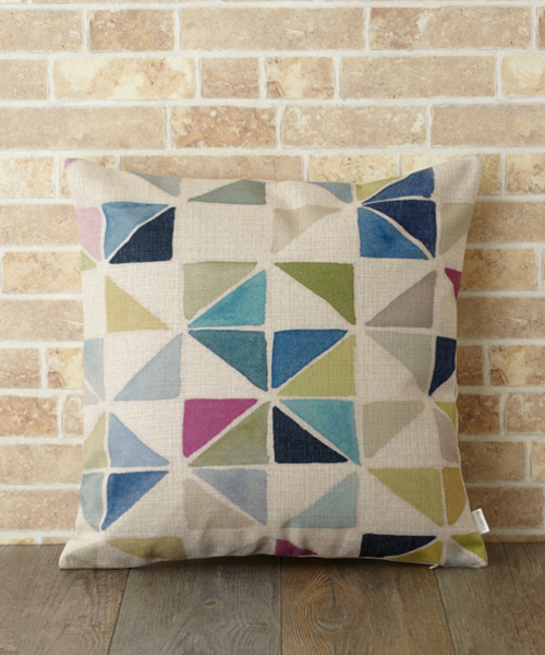 Jubilee（ジュビリー）の「北欧デザイン クッションカバー（クッション/クッションカバー・レディース・レッド/オフホワイト/ピンク/ブルー/ホワイト×ブラック/ナチュラル/カラフル/ブラック×ブルー/イエロー/ブラック×ホワイト/レッド系その他/ホワイト系その他/マスタード/レモンイエロー/ブラック/ピンク系その他/ダークパープル/ミント/ネイビー/ネイビー×ホワイト/ロイヤルブルー/ダークグリーン/ダークオレンジ/グリーン/パープル/ブラック系その他/イエロー×グレー/ダークブラウン/オレンジ/ブラウン・FREE）」の2枚目の写真