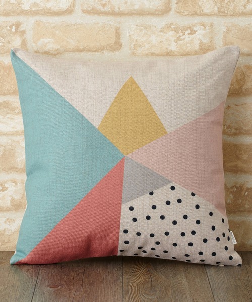 Jubilee（ジュビリー）の「北欧デザイン クッションカバー（クッション/クッションカバー・レディース・レッド/オフホワイト/ピンク/ブルー/ホワイト×ブラック/ナチュラル/カラフル/ブラック×ブルー/イエロー/ブラック×ホワイト/レッド系その他/ホワイト系その他/マスタード/レモンイエロー/ブラック/ピンク系その他/ダークパープル/ミント/ネイビー/ネイビー×ホワイト/ロイヤルブルー/ダークグリーン/ダークオレンジ/グリーン/パープル/ブラック系その他/イエロー×グレー/ダークブラウン/オレンジ/ブラウン・FREE）」の4枚目の写真