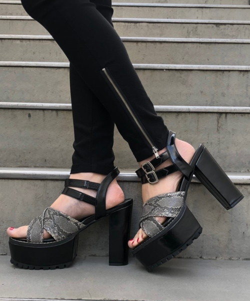 ENVYM（アンビー）の「ＤＯＵＢＬＥ ＳＴＲＡＰ ＳＡＮＤＡＬＳ（サンダル・レディース・ブラック/パイソン・22.5㎝/23.5㎝/24.5㎝）」の2枚目の写真