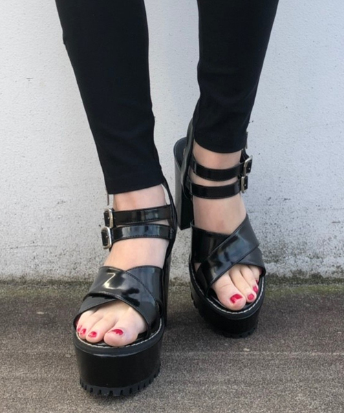 ENVYM（アンビー）の「ＤＯＵＢＬＥ ＳＴＲＡＰ ＳＡＮＤＡＬＳ（サンダル・レディース・ブラック/パイソン・22.5㎝/23.5㎝/24.5㎝）」の3枚目の写真