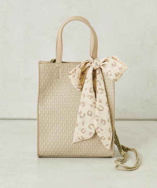 one after another NICE CLAUP（ワンアフターアナザーナイスクラップ）の「リボン付き合皮編みミニショルダーバッグ（ショルダーバッグ・レディース・オフホワイト/ブラウン/ベージュ・FREE）」の3枚目の写真