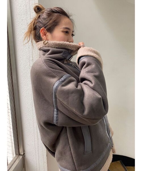 EMODA(エモダ)の「ワイドアームフェイクムートンブルゾン(ムートンコート・レディース・グレー/ブラック/ブラウン・FREE)」の4枚目の写真