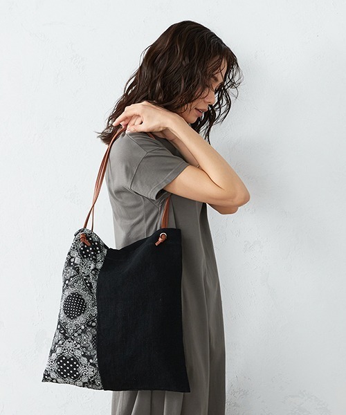 MONO　COMME CA（モノコムサ）の「スカーフ柄 トートバッグ（トートバッグ・レディース・ブラック/ベージュ・FREE）」の2枚目の写真