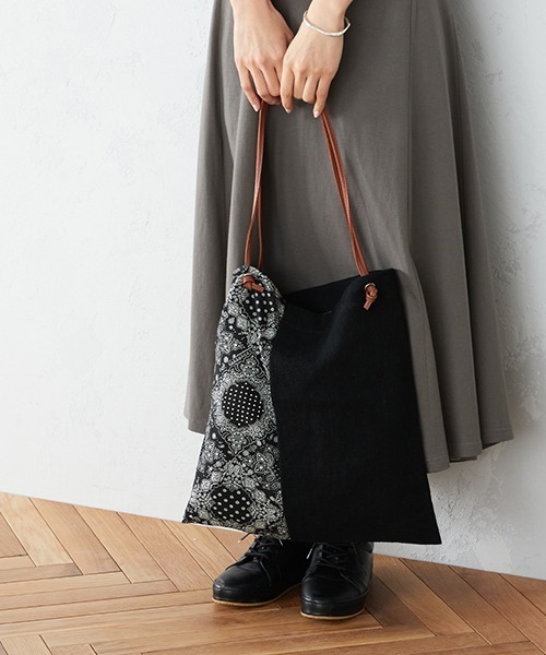 MONO　COMME CA（モノコムサ）の「スカーフ柄 トートバッグ（トートバッグ・レディース・ブラック/ベージュ・FREE）」の9枚目の写真