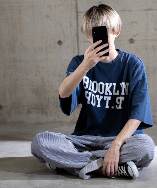 FREAKY(フリーキー)の「【i】カレッジプリント クルーネックTシャツ(Tシャツ/カットソー・メンズ・ベージュ/ネイビー/オリーブ/ホワイト系その他/グレー系その他/ベージュ系その他/ワイン/チャコール/キナリ/オリーブ系/ネイビー系/ワイン系・MEDIUM/X-LARGE/LARGE)」の10枚目の写真