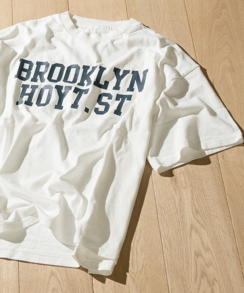 FREAKY(フリーキー)の「【i】カレッジプリント クルーネックTシャツ(Tシャツ/カットソー・メンズ・ベージュ/ネイビー/オリーブ/ホワイト系その他/グレー系その他/ベージュ系その他/ワイン/チャコール/キナリ/オリーブ系/ネイビー系/ワイン系・MEDIUM/X-LARGE/LARGE)」の1枚目の写真