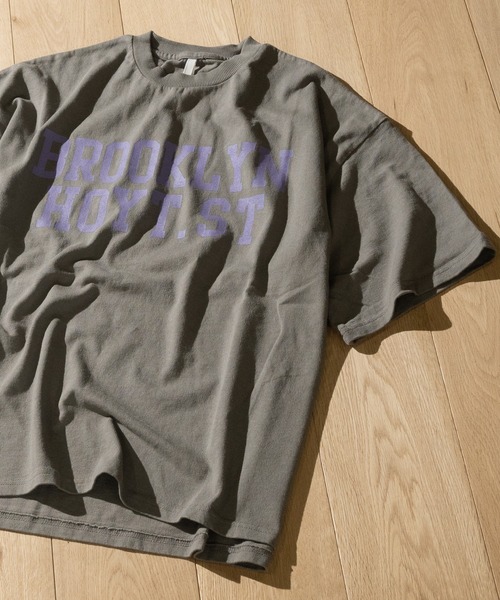 FREAKY(フリーキー)の「【i】カレッジプリント クルーネックTシャツ(Tシャツ/カットソー・メンズ・ベージュ/ネイビー/オリーブ/ホワイト系その他/グレー系その他/ベージュ系その他/ワイン/チャコール/キナリ/オリーブ系/ネイビー系/ワイン系・MEDIUM/X-LARGE/LARGE)」の3枚目の写真