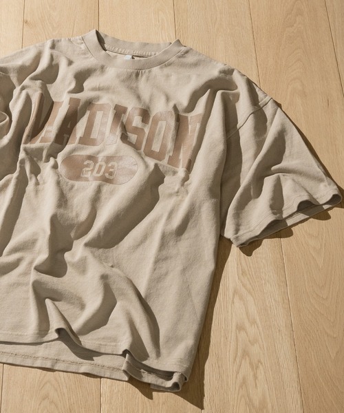 FREAKY(フリーキー)の「【i】カレッジプリント クルーネックTシャツ(Tシャツ/カットソー・メンズ・ベージュ/ネイビー/オリーブ/ホワイト系その他/グレー系その他/ベージュ系その他/ワイン/チャコール/キナリ/オリーブ系/ネイビー系/ワイン系・MEDIUM/X-LARGE/LARGE)」の6枚目の写真