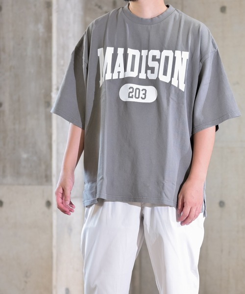FREAKY(フリーキー)の「【i】カレッジプリント クルーネックTシャツ(Tシャツ/カットソー・メンズ・ベージュ/ネイビー/オリーブ/ホワイト系その他/グレー系その他/ベージュ系その他/ワイン/チャコール/キナリ/オリーブ系/ネイビー系/ワイン系・MEDIUM/X-LARGE/LARGE)」の4枚目の写真