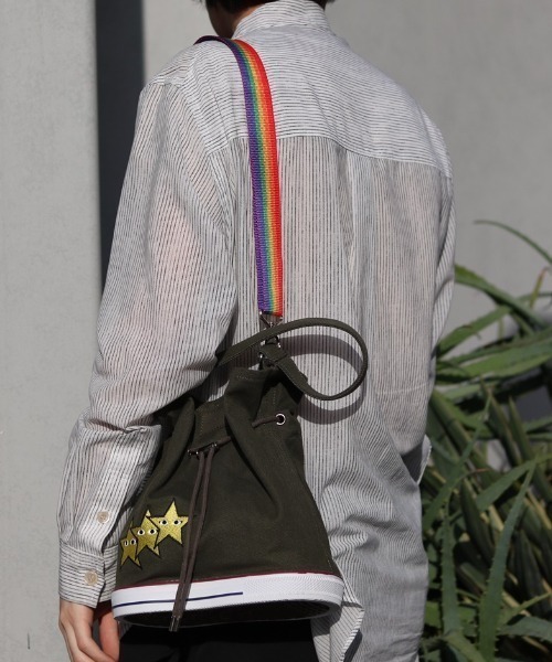 OKERU(オケル)の「OKERU/オケル/別注2way巾着バッグ/C-2(ショルダーバッグ・レディース・ホワイト/ブラック/カーキ・FREE)」の1枚目の写真