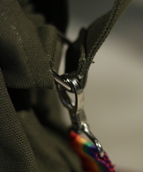 OKERU(オケル)の「OKERU/オケル/別注2way巾着バッグ/C-2(ショルダーバッグ・レディース・ホワイト/ブラック/カーキ・FREE)」の6枚目の写真