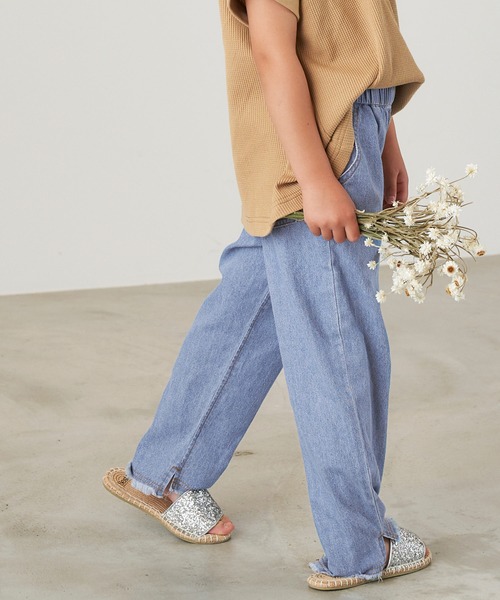 &yam(アンドヤム)の「ライトデニムカットオフデザインサイドスリットイージーパンツ(デニムパンツ・キッズ・ホワイト/インディゴブルー/サックスブルー・120-130cm/130-140cm/110-120cm/140-150cm/150-160cm)」の2枚目の写真