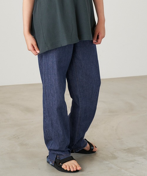 &yam(アンドヤム)の「ライトデニムカットオフデザインサイドスリットイージーパンツ(デニムパンツ・キッズ・ホワイト/インディゴブルー/サックスブルー・120-130cm/130-140cm/110-120cm/140-150cm/150-160cm)」の3枚目の写真