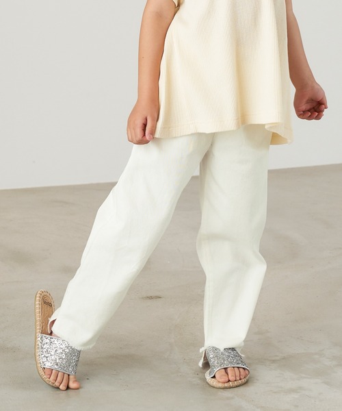 &yam(アンドヤム)の「ライトデニムカットオフデザインサイドスリットイージーパンツ(デニムパンツ・キッズ・ホワイト/インディゴブルー/サックスブルー・120-130cm/130-140cm/110-120cm/140-150cm/150-160cm)」の4枚目の写真