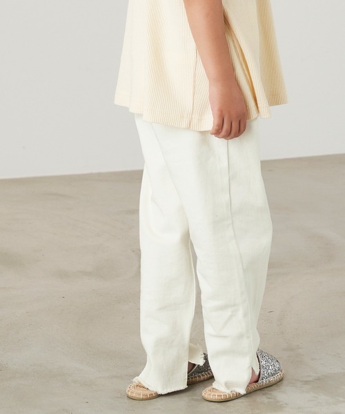 &yam(アンドヤム)の「ライトデニムカットオフデザインサイドスリットイージーパンツ(デニムパンツ・キッズ・ホワイト/インディゴブルー/サックスブルー・120-130cm/130-140cm/110-120cm/140-150cm/150-160cm)」の5枚目の写真