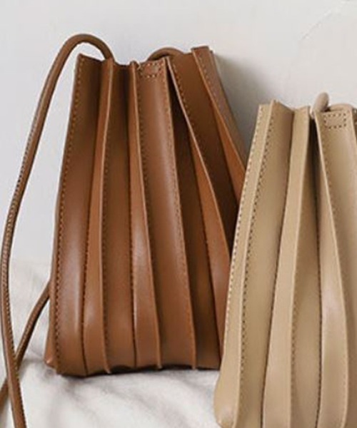 SETUP7（セットアップセブン）の「【SETUP7】プリーツPUレザーミニショルダー巾着 KNF（ショルダーバッグ・レディース・ホワイト/ブラック/ブラウン/ベージュ/ネイビー/イエロー・FREE）」の4枚目の写真