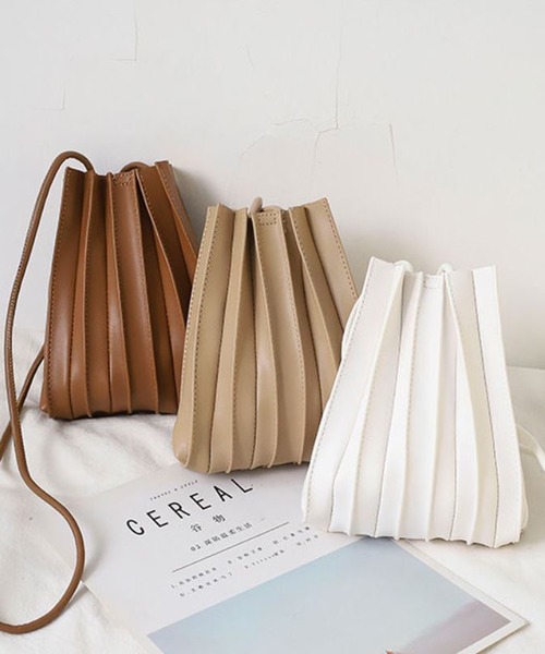 SETUP7（セットアップセブン）の「【SETUP7】プリーツPUレザーミニショルダー巾着 KNF（ショルダーバッグ・レディース・ホワイト/ブラック/ブラウン/ベージュ/ネイビー/イエロー・FREE）」の18枚目の写真