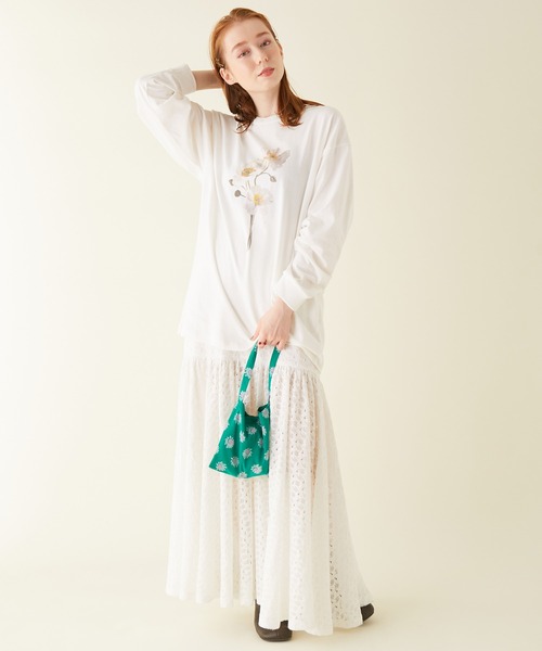 MADEMOISELLE ROPE'（マドモアゼル ロペ）の「TOLIGHT フラワーロングスリーブTシャツ（Tシャツ/カットソー・レディース・チャコールグレー/ホワイト・38）」の7枚目の写真