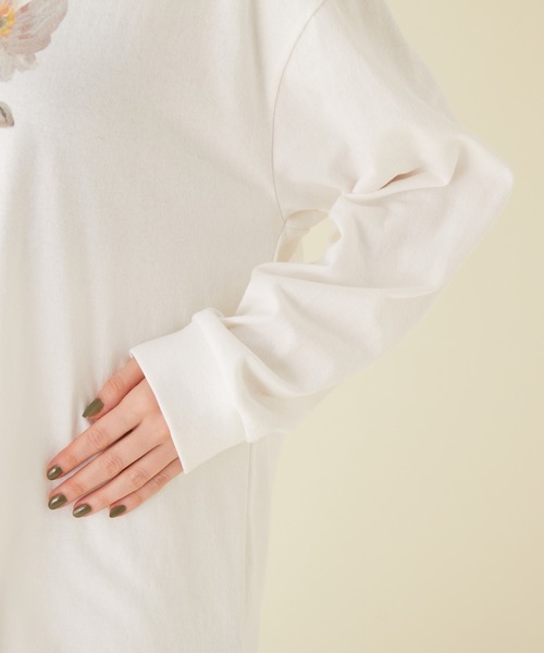 MADEMOISELLE ROPE'（マドモアゼル ロペ）の「TOLIGHT フラワーロングスリーブTシャツ（Tシャツ/カットソー・レディース・チャコールグレー/ホワイト・38）」の6枚目の写真