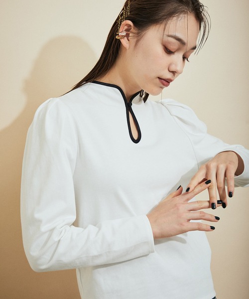 MADEMOISELLE ROPE'（マドモアゼル ロペ）の「スリットネックパフスリーブプルオーバー（Tシャツ/カットソー・レディース・ホワイト/ライトグリーン・38）」の2枚目の写真