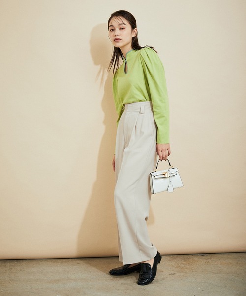 MADEMOISELLE ROPE'（マドモアゼル ロペ）の「スリットネックパフスリーブプルオーバー（Tシャツ/カットソー・レディース・ホワイト/ライトグリーン・38）」の4枚目の写真