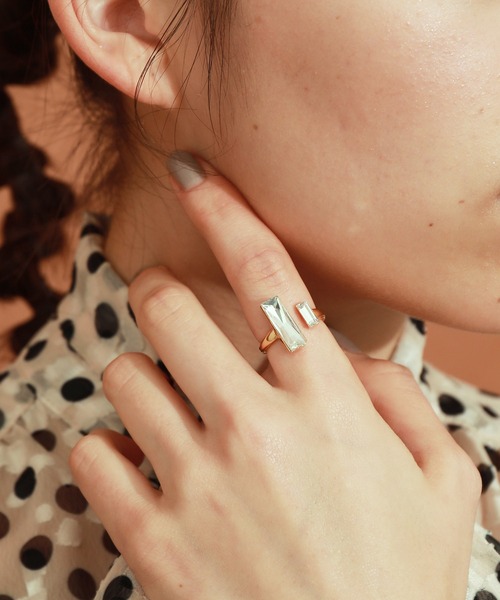 MADEMOISELLE ROPE'(マドモアゼル ロペ)の「バゲットカットビジューリング(リング・レディース・ネイビー/グリーン/ホワイト系その他・FREE)」の2枚目の写真