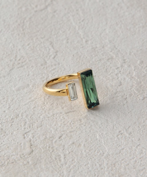 MADEMOISELLE ROPE'(マドモアゼル ロペ)の「バゲットカットビジューリング(リング・レディース・ネイビー/グリーン/ホワイト系その他・FREE)」の1枚目の写真