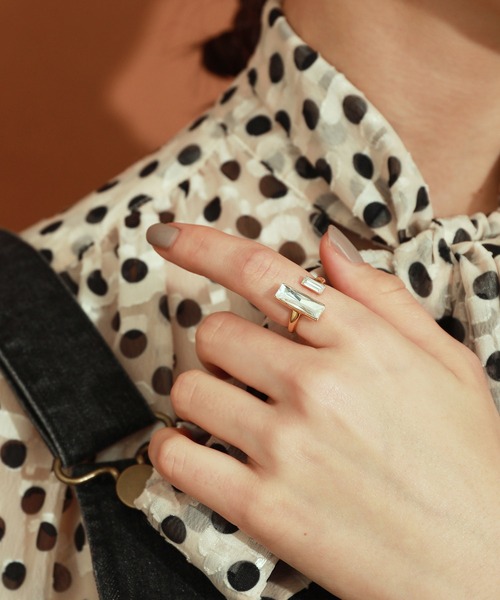 MADEMOISELLE ROPE'(マドモアゼル ロペ)の「バゲットカットビジューリング(リング・レディース・ネイビー/グリーン/ホワイト系その他・FREE)」の10枚目の写真