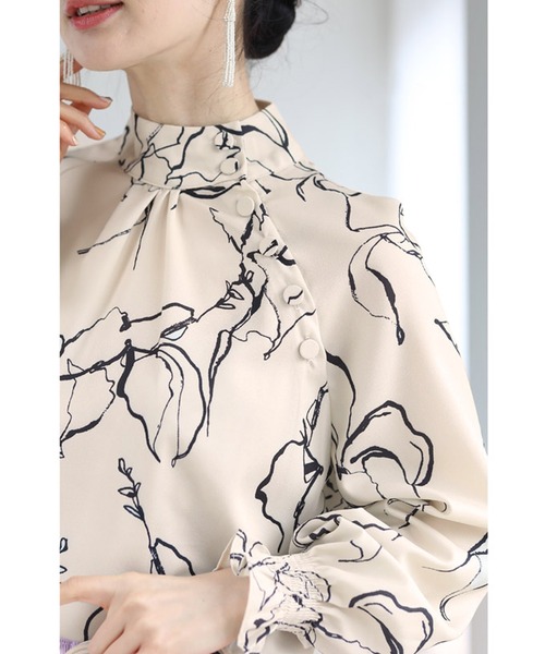 アートに描く花モチーフのスタンドネックブラウストップス（シャツ