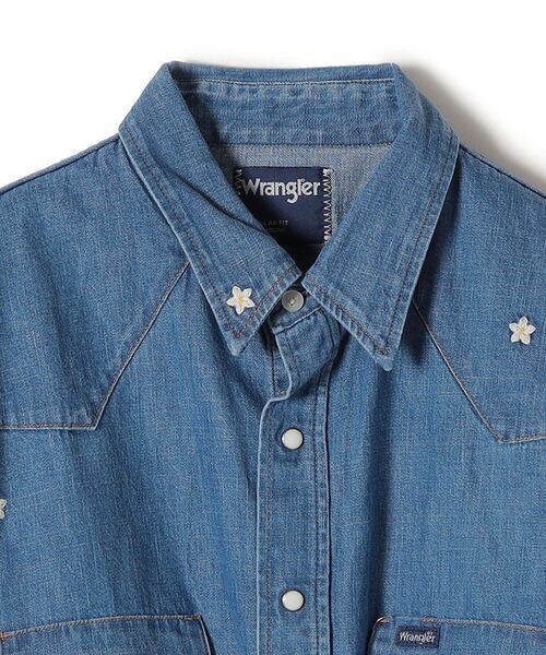 SHIPS(シップス)の「Wrangler:オーバーサイズエンブロイダリーシャツ(シャツ/ブラウス・レディース・ライトブルー・ONE SIZE)」の2枚目の写真