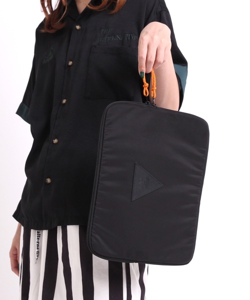 RNA（アールエヌエー）の「E4844 Ｗ　ＺＩＰスリーブケース（クラッチバッグ・レディース・ホワイト/ブラック/グリーン・FREE）」の2枚目の写真