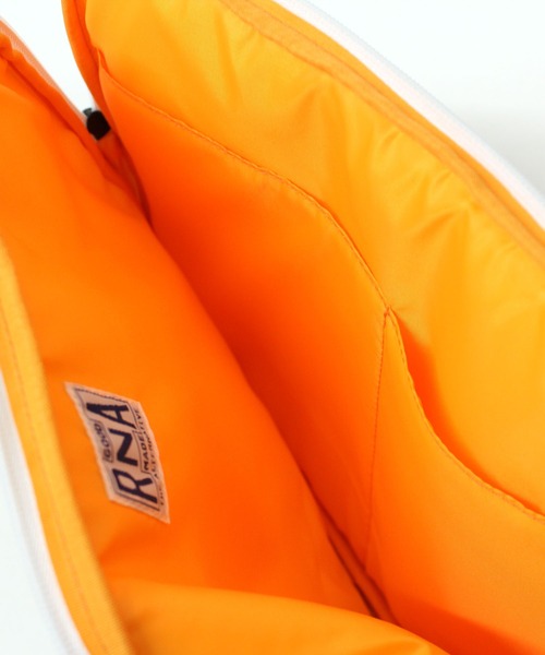 RNA（アールエヌエー）の「E4844 Ｗ　ＺＩＰスリーブケース（クラッチバッグ・レディース・ホワイト/ブラック/グリーン・FREE）」の9枚目の写真