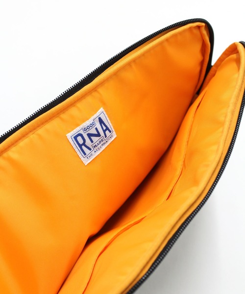 RNA（アールエヌエー）の「E4844 Ｗ　ＺＩＰスリーブケース（クラッチバッグ・レディース・ホワイト/ブラック/グリーン・FREE）」の10枚目の写真